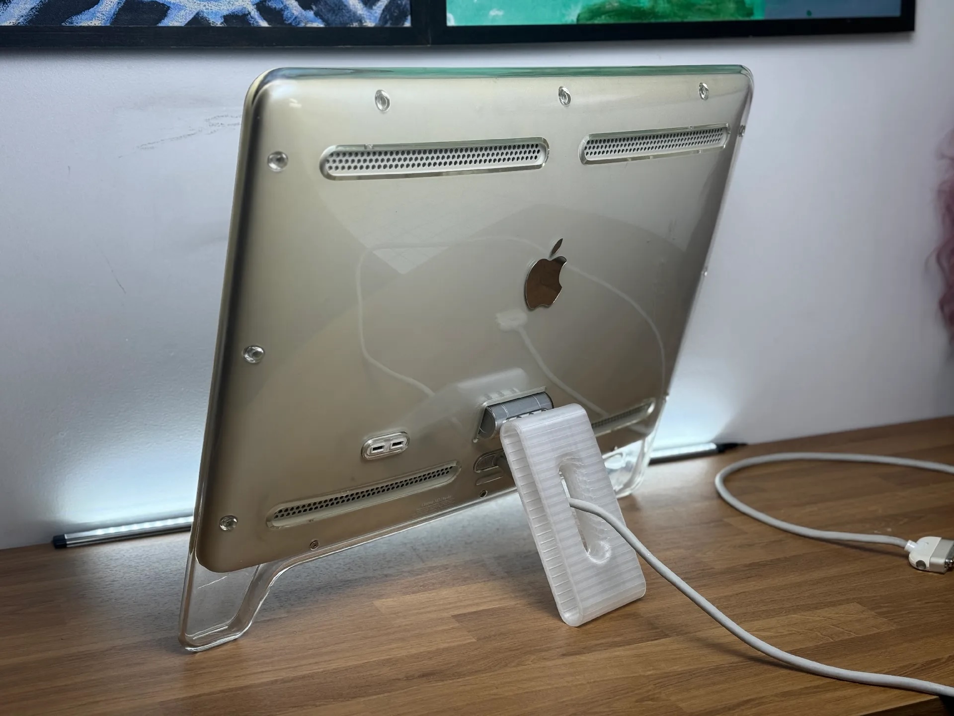 Rear view of the Apple Cinema Display with the fully installed 3D printed replacement leg
