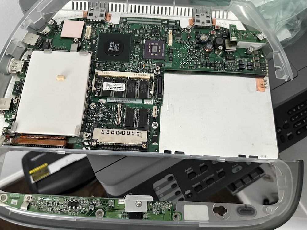 Clamshell iBook hard drive access and internal cable routing